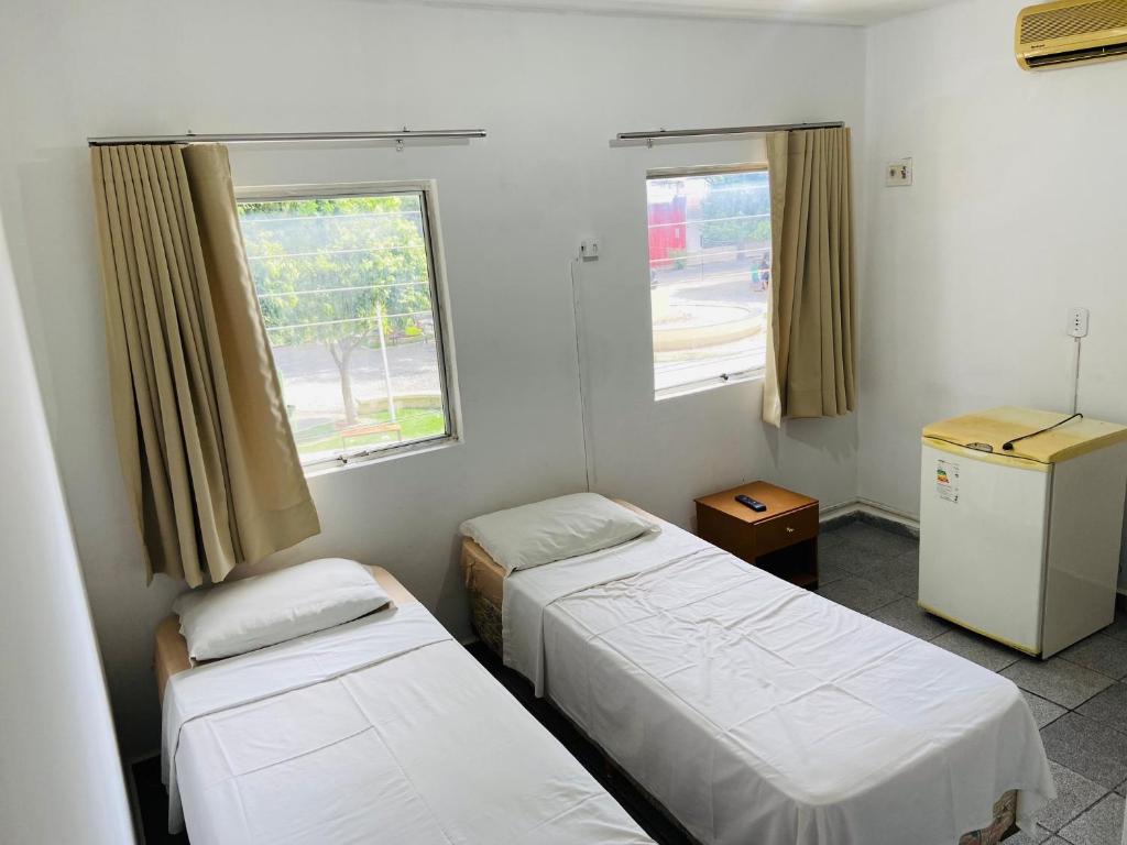 ジュアゼイロにあるGranvalle Hotel Juazeiroのベッド2台と窓が備わる客室です。