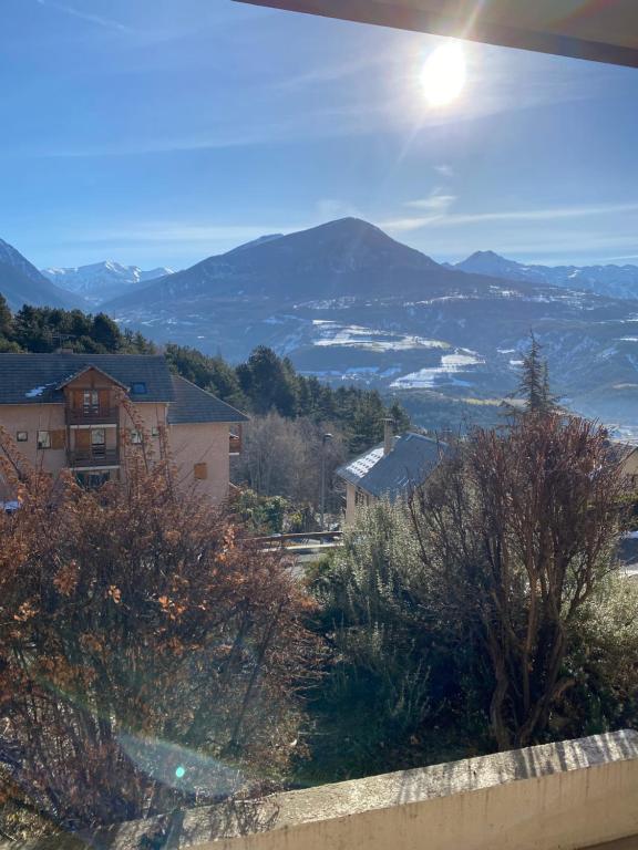 vistas a un valle con montañas a lo lejos en le Diamant en Embrun