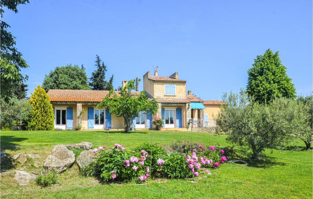 une maison avec un jardin devant dans l'établissement Nice Home In Lançon-Provence, à Lançon-Provence