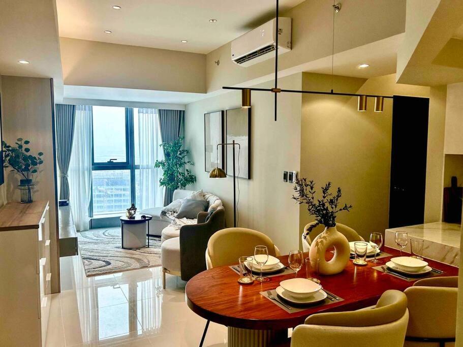 Luxurious 3BR in BGC with Skyline View