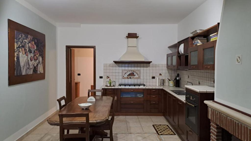 eine Küche mit einem Tisch und einem Esszimmer in der Unterkunft Casa TRICAGLIO in Barisciano