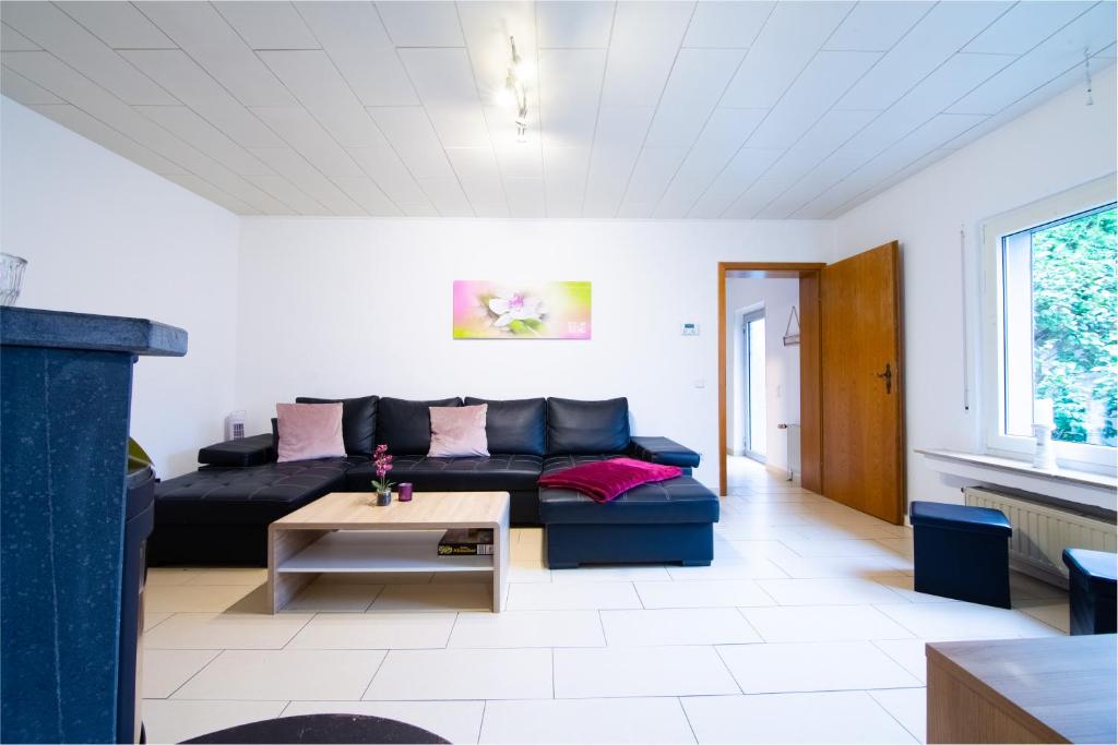 ein Wohnzimmer mit einem Sofa und einem Tisch in der Unterkunft Ferienwohnung Alstaden in Oberhausen