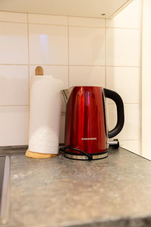 Příslušenství pro přípravu čaje a kávy v ubytování Ferienwohnung Oberhausen Alstaden