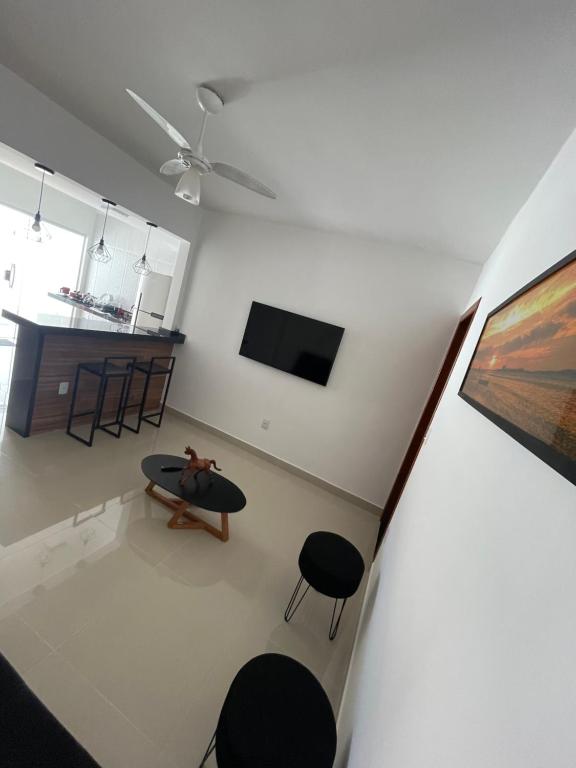 uma vista superior de uma sala de estar com uma prancha de surf sobre uma mesa em RM hospedagem em Cabo Frio