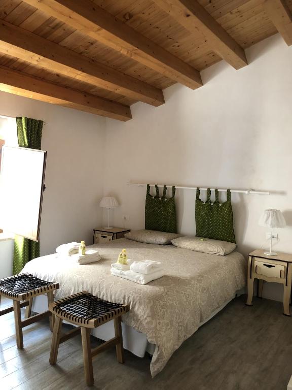 a bedroom with a bed with a table and chairs at Verso Est in Petralia Soprana