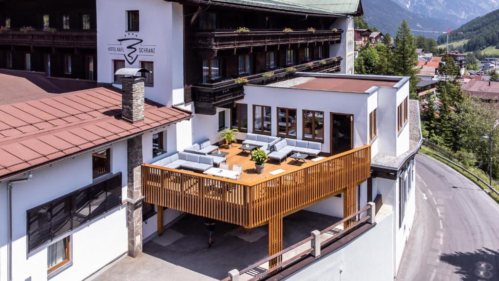 Nespecifikovaný výhled na hory nebo výhled na hory při pohledu z hotelu