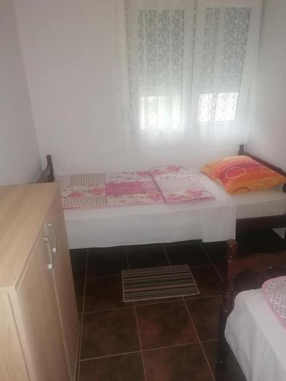 Postel nebo postele na pokoji v ubytování Apartmani Momčilović
