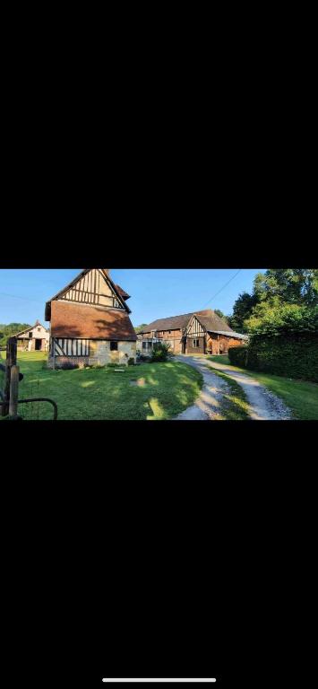 due foto di un fienile e di una casa di Le Kerioubet - B&B au cœur du Pays d’Auge a Saint-Martin-de-la-Lieue