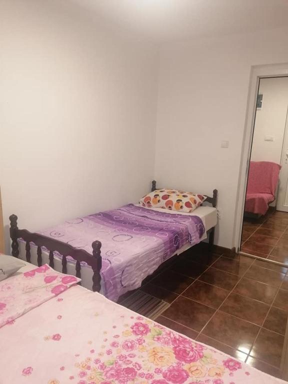 Postel nebo postele na pokoji v ubytování Apartmani Momčilović