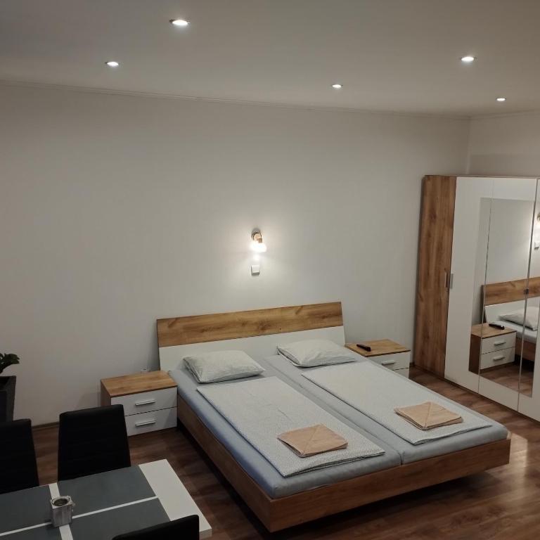 Postel nebo postele na pokoji v ubytování Apartmány 77