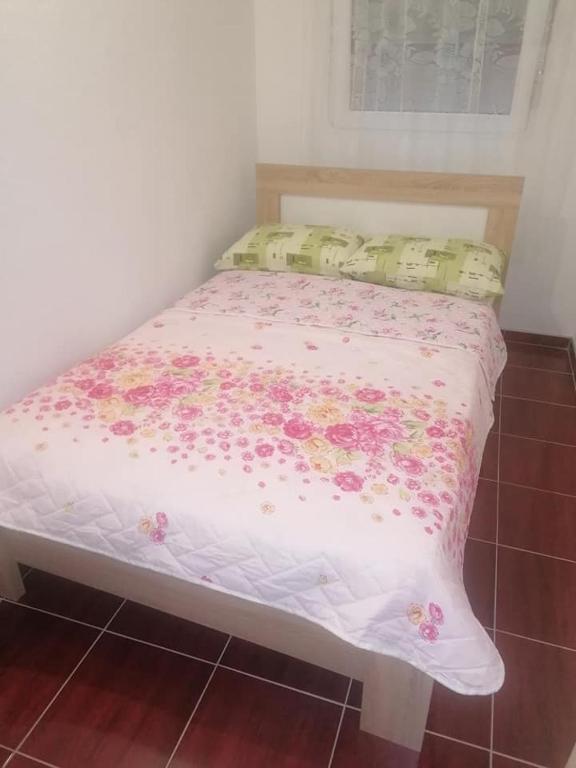 Postel nebo postele na pokoji v ubytování Apartmani Momčilović