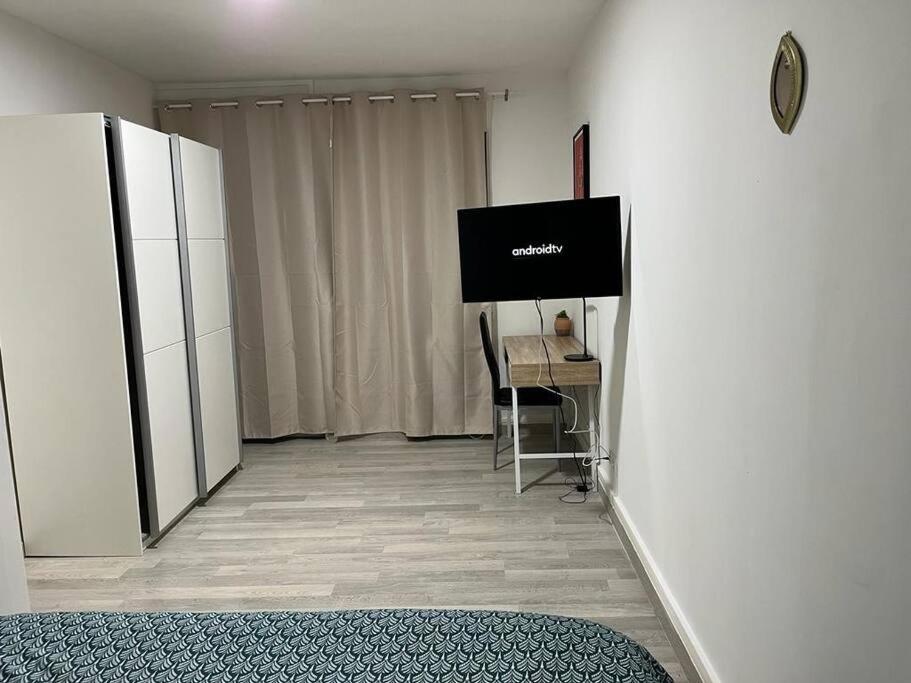 Televízia a/alebo spoločenská miestnosť v ubytovaní LeRelaisdOdile - Grand T4 Spacieux & Lumineux