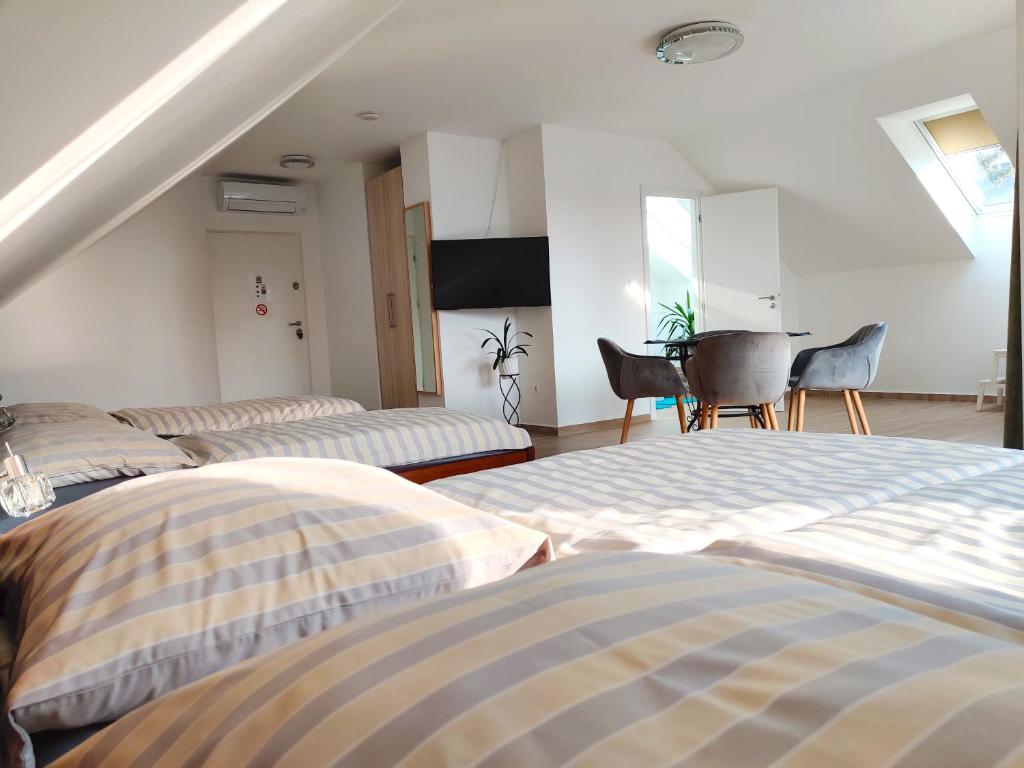 Postel nebo postele na pokoji v ubytování Dali Apartment Szentendre