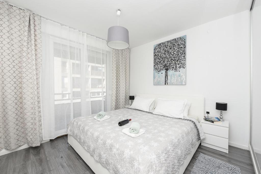 - une chambre blanche avec un lit et un plateau dans l'établissement Apartment Teodora, à Zadar