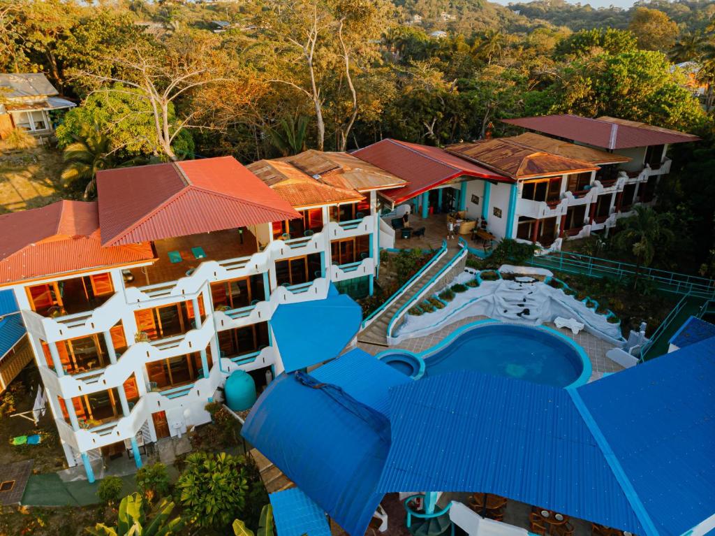 una vista aérea de un complejo con piscina en Hotel Planeta Sano, en Manuel Antonio