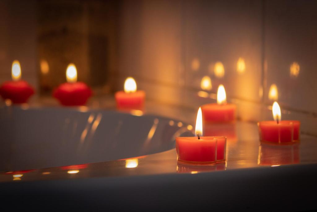 un grupo de velas rojas sentadas en una mesa en CASA VACANZA "AI PIEDI DEL BOSCO", en Malborghetto Valbruna