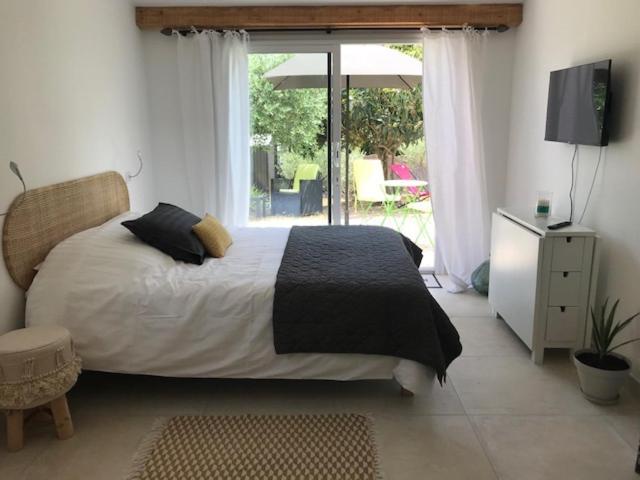 1 dormitorio con cama y ventana grande en Ti'colombier d Azur, en Trans-en-Provence