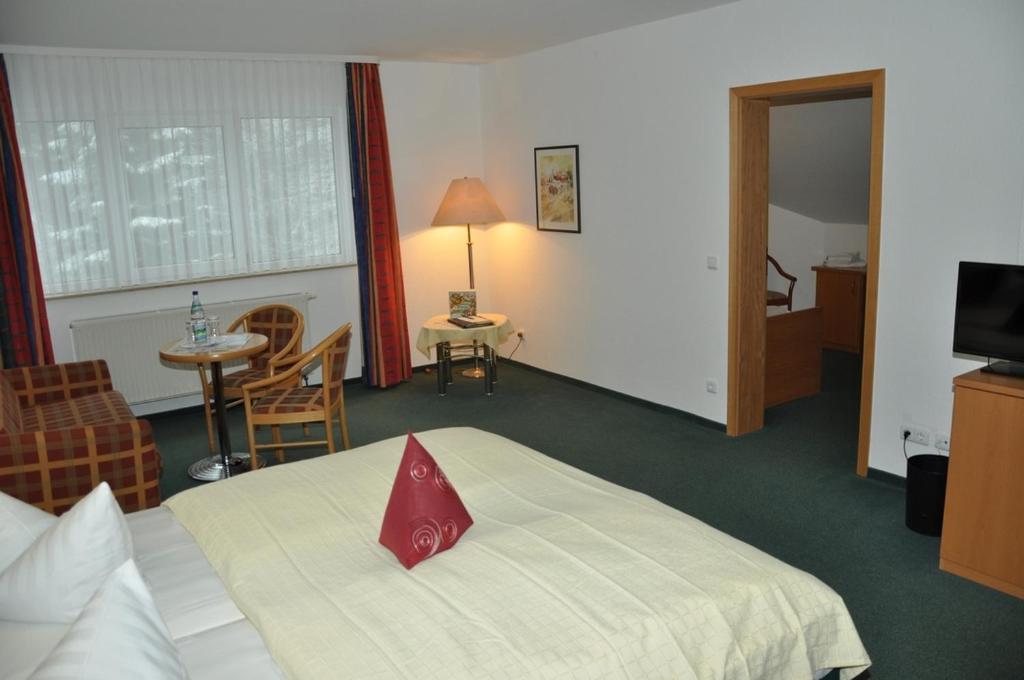 Postel nebo postele na pokoji v ubytování Hotel Am Wald -GARNI-