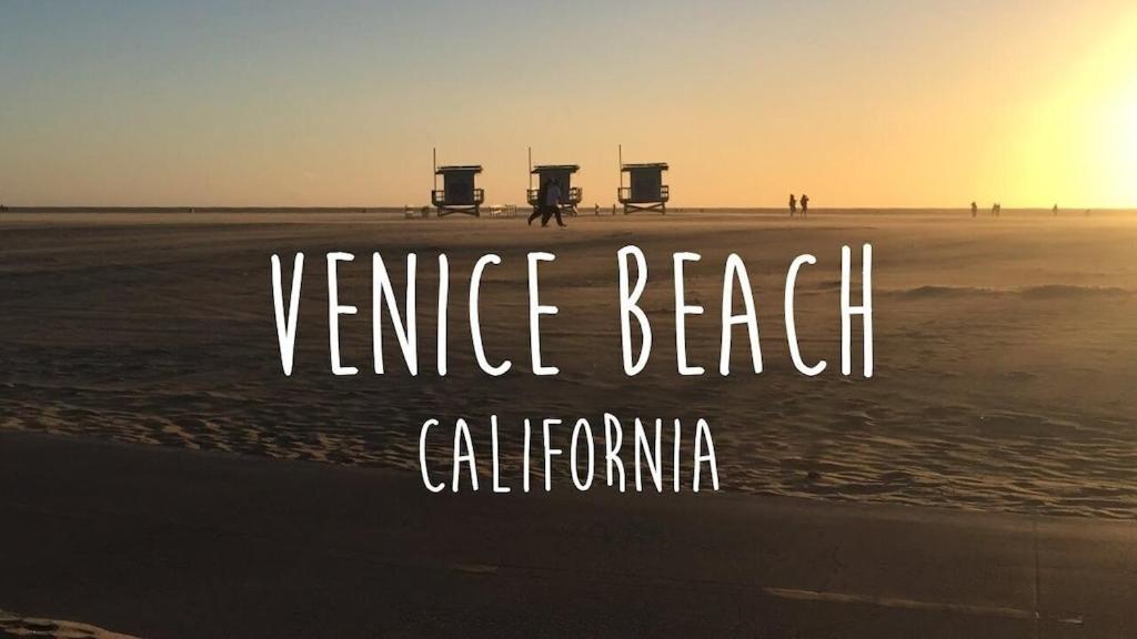 洛杉磯的住宿－Elegant White Cottage, Venice Beach, California，海滩画像,上面写着威尼斯海滩卡勒诺的话
