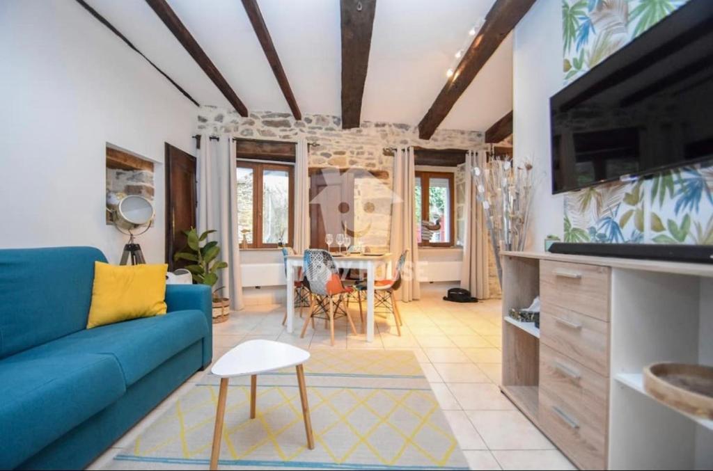 - un salon avec un canapé bleu et une table dans l'établissement Les gîtes de Madline, Le petit Solidor, à Saint-Malo