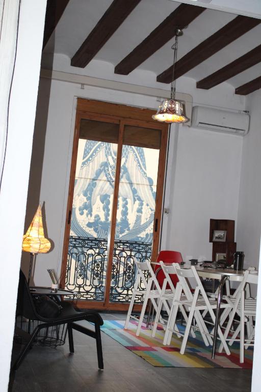 comedor con mesa, sillas y ventana en HotSpot Valencia, en Valencia
