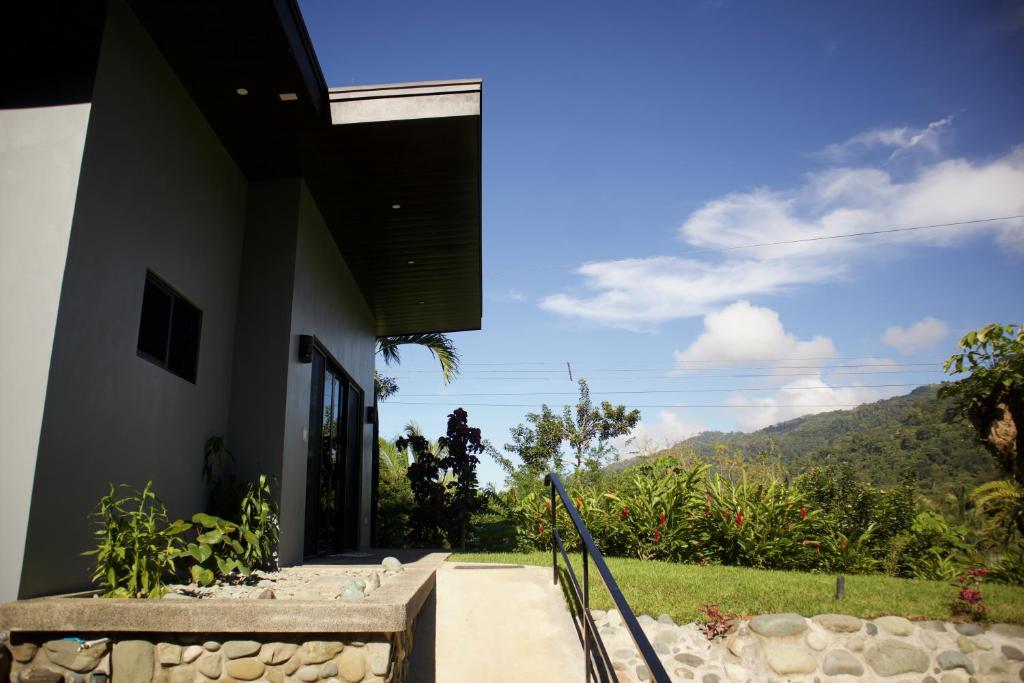 une maison avec vue sur la montagne dans l'établissement Jungle Home with King Beds -5 Minutes from the Beach, à Uvita