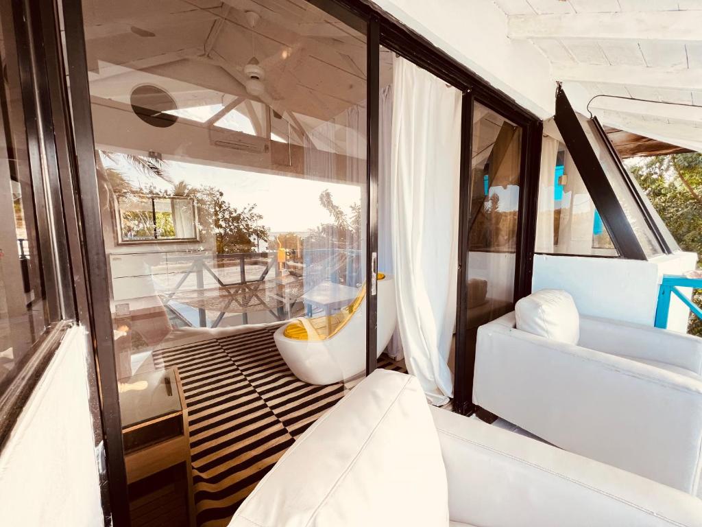 z balkonem i widokiem na przyczepę mieszkalną w obiekcie Bluemare EcoHotel Frente a la playa Ensendada w mieście Punta Rucia