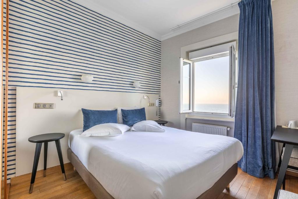 Postel nebo postele na pokoji v ubytování Hotel Kyriad Saint Malo Centre Plage