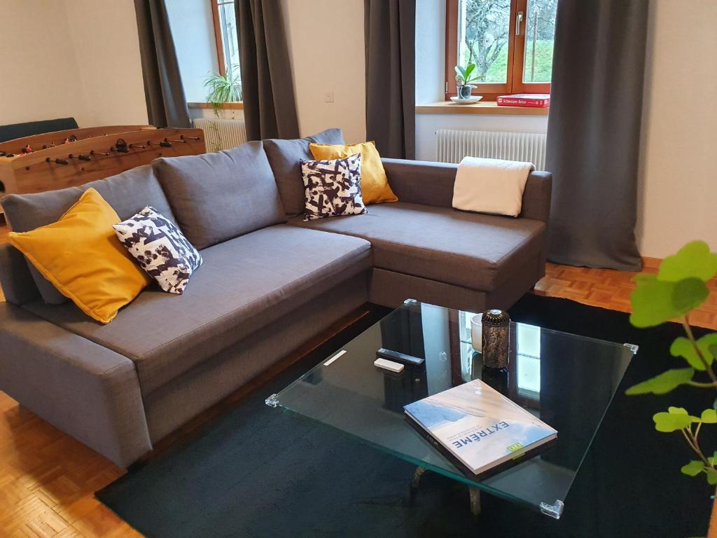 Posezení v ubytování Ô Valanvron - Appartement dans une ancienne ferme neuchâteloise