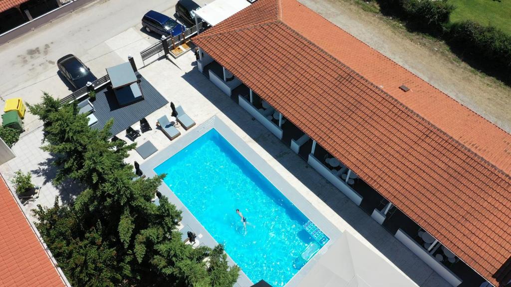 Basen w obiekcie Philoxenia Suites lub w pobliżu