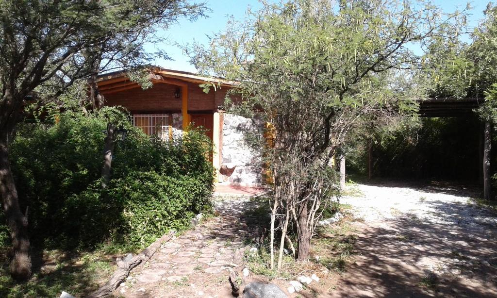 ein Haus mit einem Pfad davor in der Unterkunft Casa-monte in San Marcos Sierras
