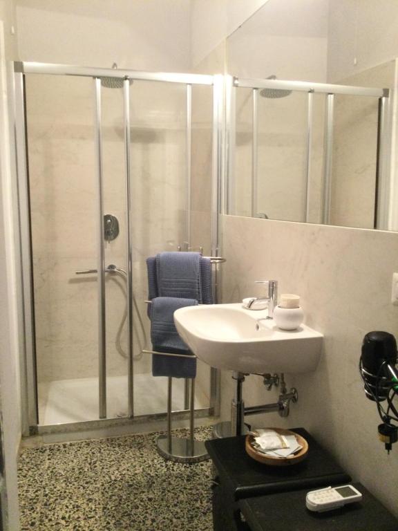 A bathroom at L'angolo di Zia Anna