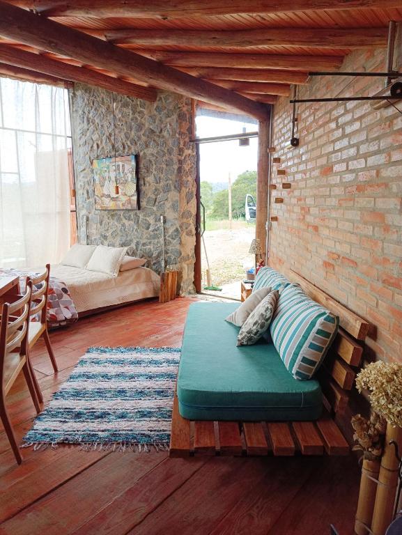 クーニャにあるTiny Houses O Olival - aluguel temporadaのリビングルーム(ソファ付)