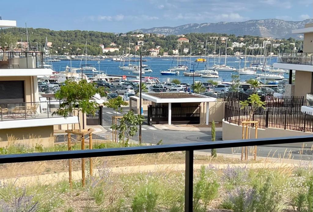 widok na marinę z łodziami na wodzie w obiekcie L'apart'83 - T2 classé 5 étoiles - Belle vue sur la baie du Lazaret w mieście Saint-Elme