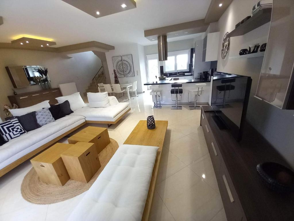 sala de estar amplia con sofá y mesa en Homing Volos Exclusive Luxury Residence, en Volos
