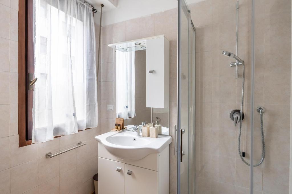 un bagno con lavandino e doccia di Suite 1,2 porta Milano centro parking free a Milano