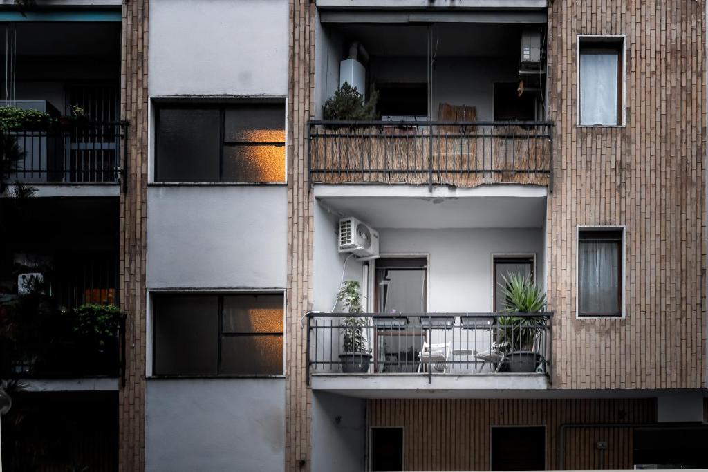 un condominio con balcone con piante di Suite 1,2 porta Milano centro parking free a Milano