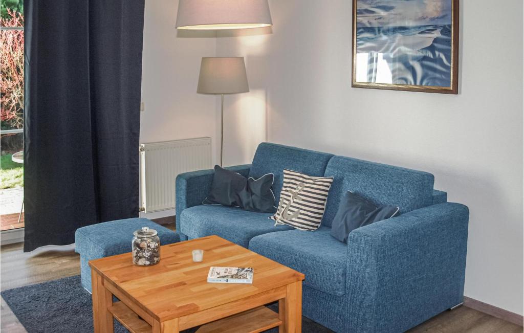 プレローにある1 Bedroom Gorgeous Apartment In Prerowのリビングルーム(青いソファ、コーヒーテーブル付)