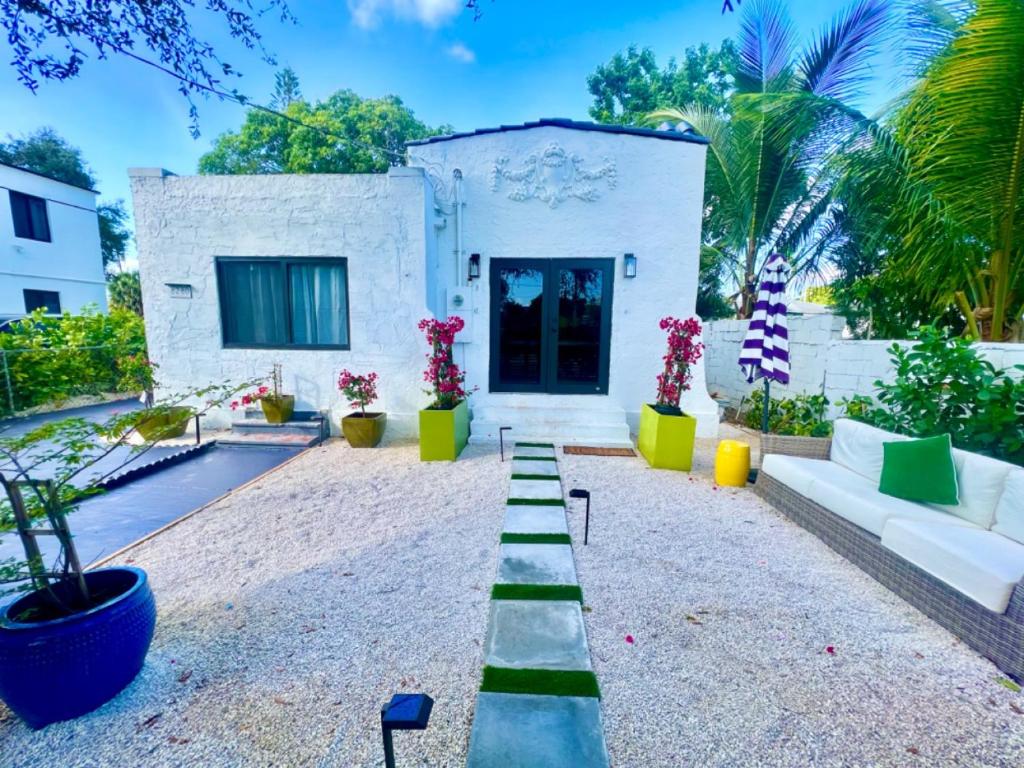 3 SEASONS AT THE CARRINGTON 3 SEPARATE 2 Bedroom 1 Bathroom Apartments AND a 3 Bedroom 2 Bathroom Villa - Three-Bedroom Villa