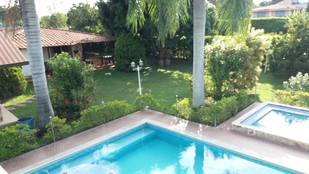 uma piscina no quintal de uma casa em Finca La Luisa en Rozo - cerca a Cali em Rozo