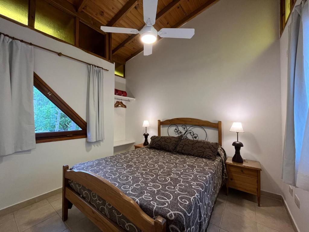1 dormitorio con cama y ventana en Departamentos Amantea en Mar de les Pampas