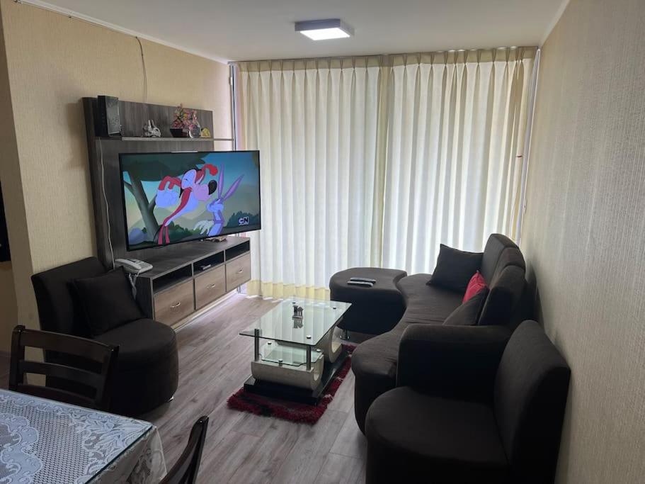 uma sala de estar com 2 sofás e uma televisão de ecrã plano em Lindo Apartamento en Condominio Privado em Lima