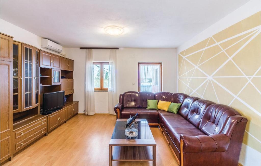 Telewizja i/lub zestaw kina domowego w obiekcie 3 Bedroom Stunning Apartment In Pula