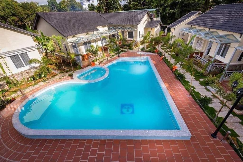 una vista aérea de una piscina en una casa en Blue Paradise Resort, en Phu Quoc