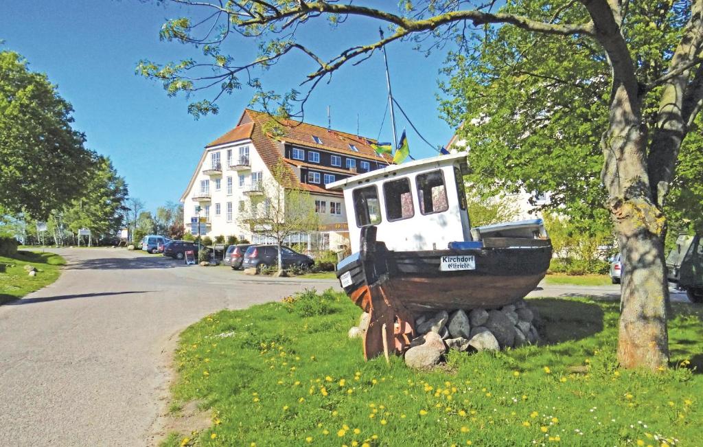 GollwitzにあるFerienpark Gollwitzの通りの横の芝生に座る船