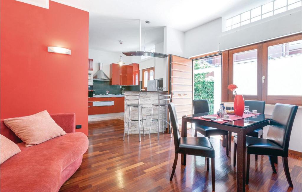A kitchen or kitchenette at Awesome Home In Terracina Lt