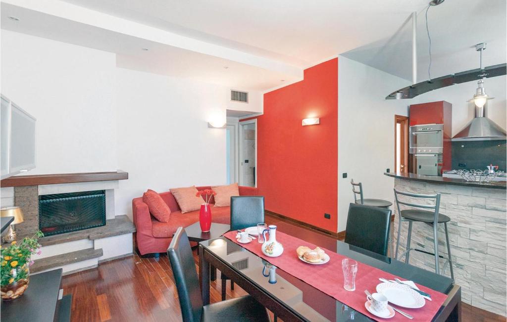 A kitchen or kitchenette at Awesome Home In Terracina Lt