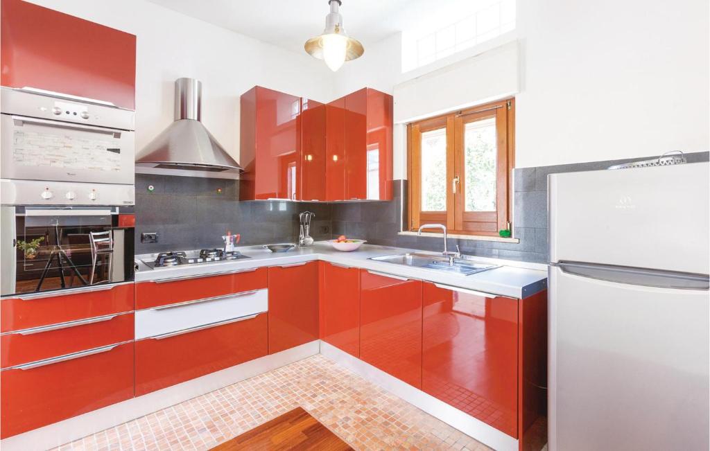 A kitchen or kitchenette at Awesome Home In Terracina Lt