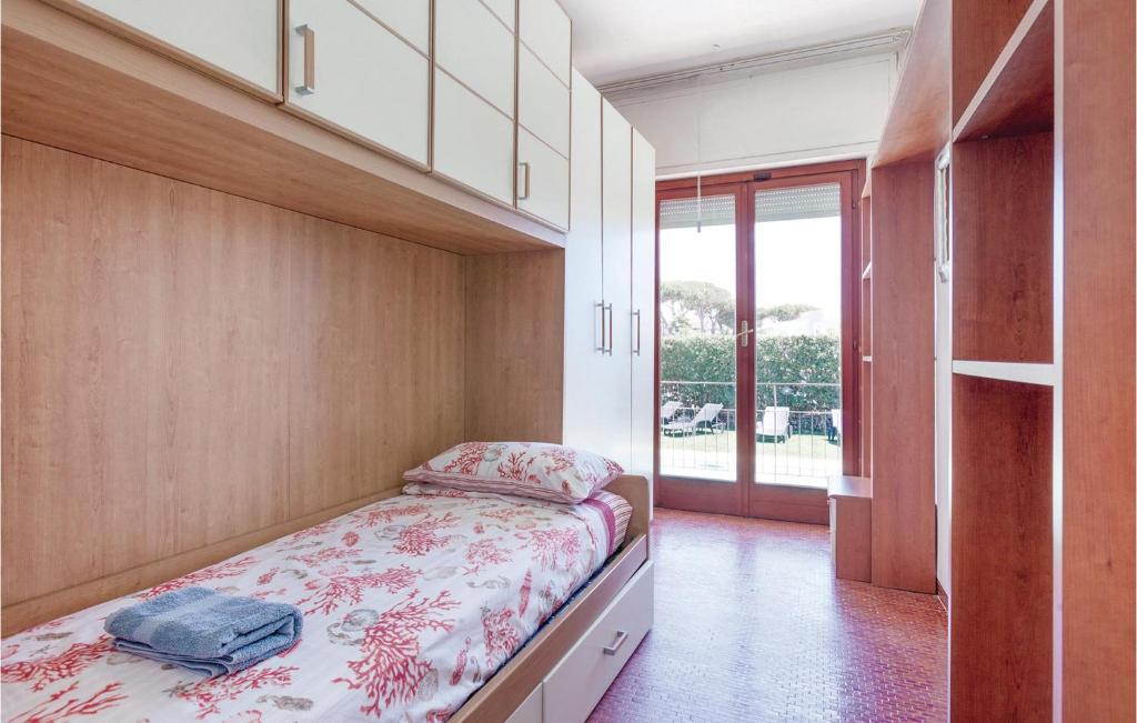 A bed or beds in a room at Awesome Home In Terracina Lt