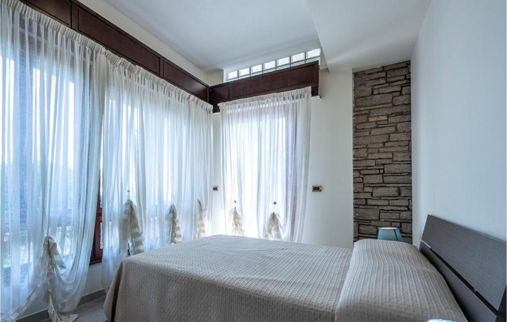 A bed or beds in a room at Awesome Home In Terracina Lt